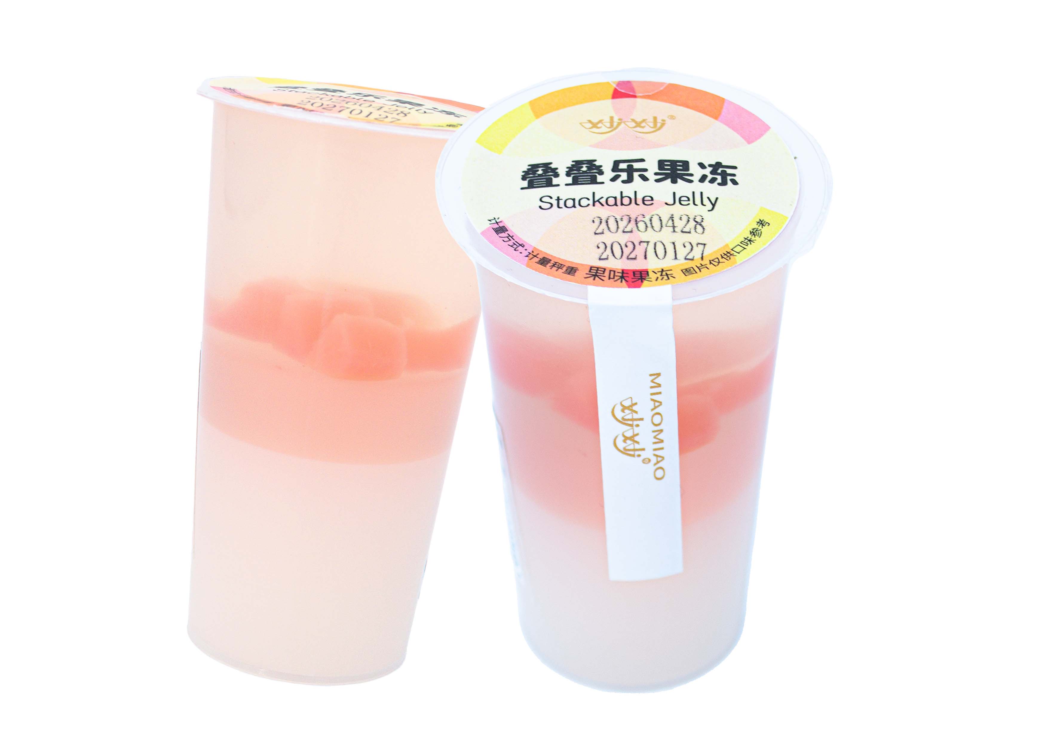 Gelatina de postre de frutas multicapa con trozos de fruta auténtica.